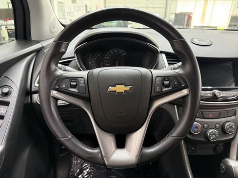 Used 2019 Chevrolet Trax LT w/ LT Convenience Package FWD image 22