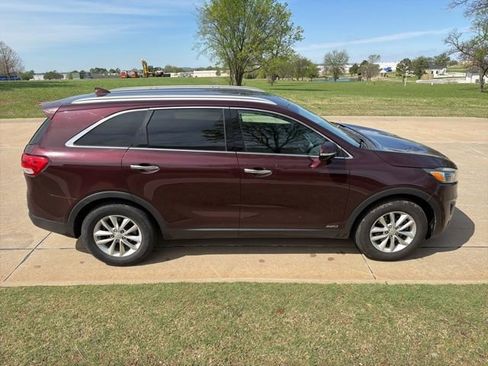 Used 2017 Kia Sorento LX w/ LX Convenience Package image 2