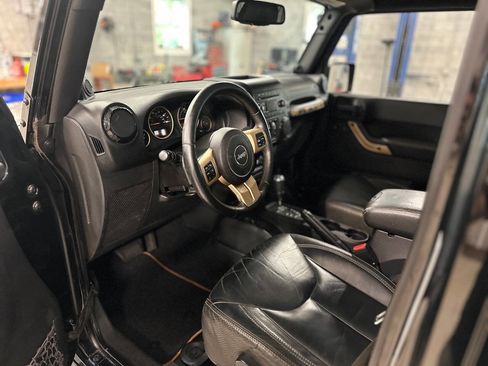 Used 2014 Jeep Wrangler Unlimited Sahara image 11