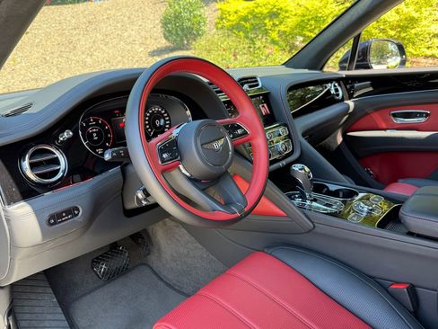 Used 2024 Bentley Bentayga image 14