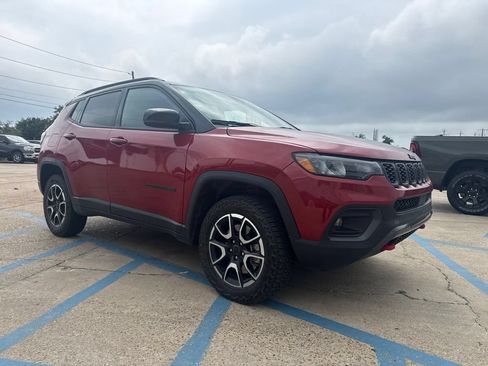 Used 2025 Jeep Compass Trailhawk AWD/4WD image 2
