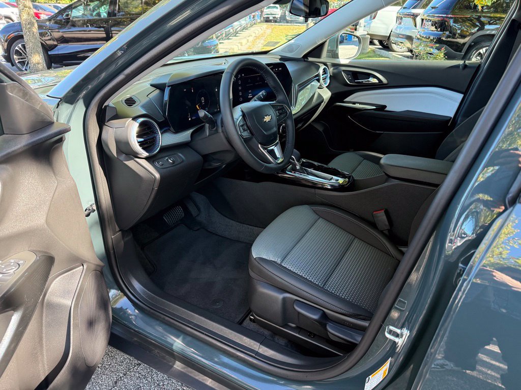 Used 2026 Chevrolet Trax LT w/ LT Convenience Package FWD image 12