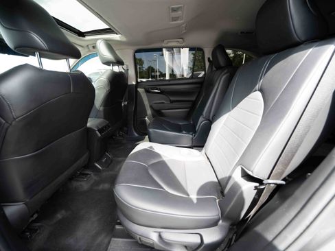 Used 2023 Toyota Highlander XLE AWD/4WD image 23