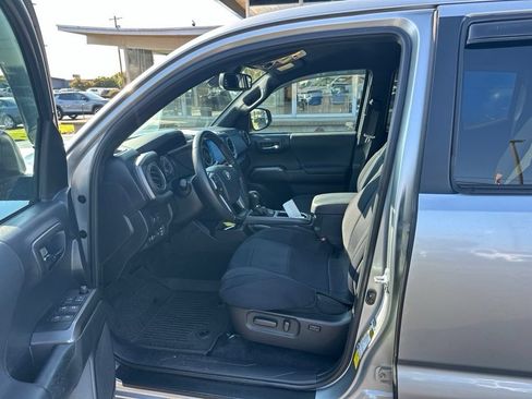 Used 2023 Toyota Tacoma TRD Off-Road w/ Technology Package AWD/4WD image 11