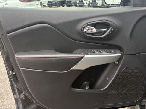 Used 2018 Jeep Cherokee Trailhawk w/ Quick Order Package 27L image 16