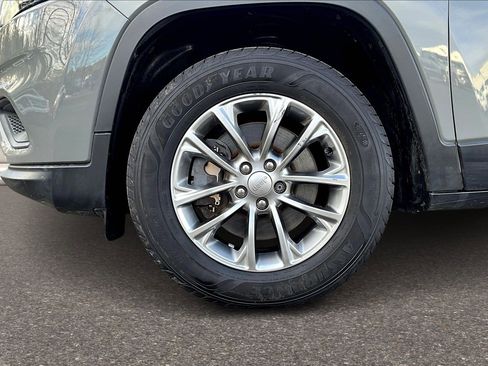 Used 2019 Jeep Cherokee Latitude Plus w/ Cold Weather Group image 25