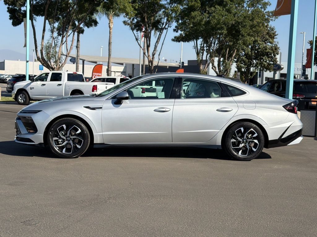 Used 2025 Hyundai Sonata SEL FWD image 2