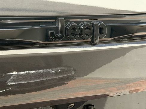 Used 2024 Jeep Grand Cherokee Altitude AWD/4WD image 9