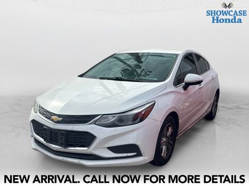 Used 2017 Chevrolet Cruze LT w/ Convenience Package image 2