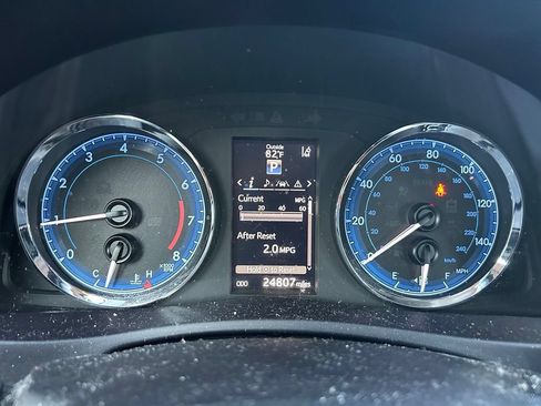 Used 2018 Toyota Corolla SE w/ SE Premium Package FWD image 24