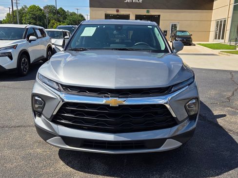 Used 2025 Chevrolet Blazer LT FWD image 2
