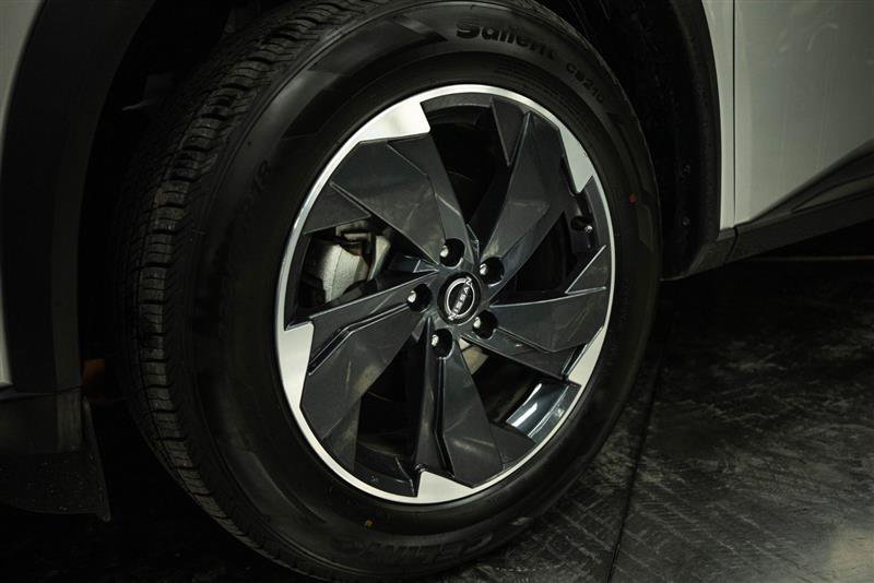 Used 2025 Nissan Rogue SV AWD/4WD image 3