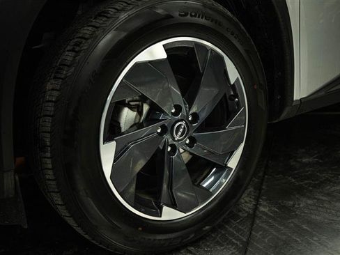 Used 2025 Nissan Rogue SV AWD/4WD image 3