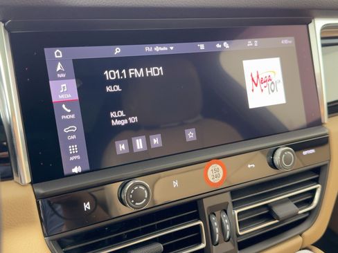 Certified 2026 Porsche Macan AWD/4WD image 22