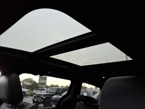 Certified 2025 Chrysler Pacifica Limited FWD image 11