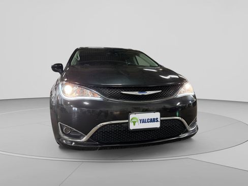 Used 2017 Chrysler Pacifica Touring-L FWD image 41