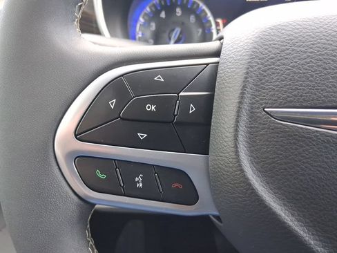 Used 2022 Chrysler Pacifica Limited AWD/4WD image 18
