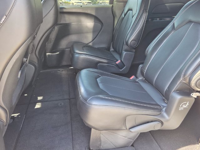 Used 2025 Chrysler Pacifica Select FWD image 8