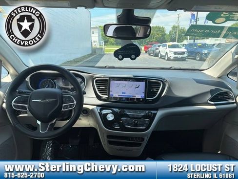 Used 2023 Chrysler Pacifica Touring-L FWD image 9