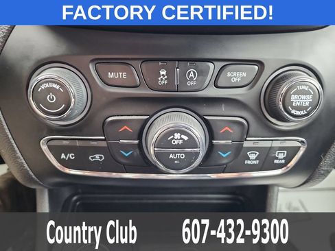 Used 2021 Jeep Cherokee Trailhawk AWD/4WD image 15