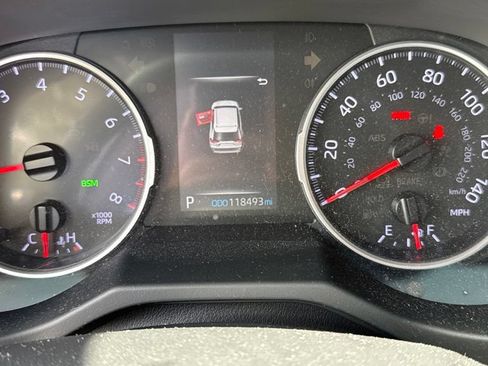 Used 2019 Toyota RAV4 XLE w/ Convenience Package FWD image 11