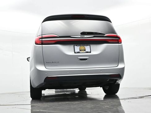 Used 2024 Chrysler Pacifica Touring-L FWD image 21