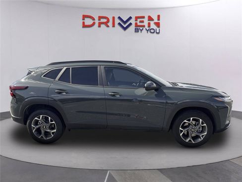 Used 2025 Chevrolet Trax LT w/ LT Convenience Package FWD image 3