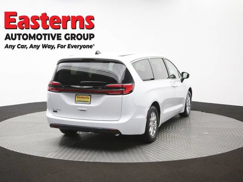 Used 2023 Chrysler Pacifica Touring-L FWD image 40
