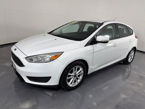 Used 2016 Ford Focus SE w/ SE Power Seat Package FWD image 9