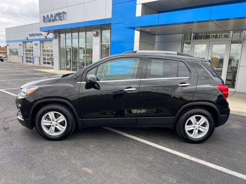Used 2019 Chevrolet Trax LT w/ LT Convenience Package FWD image 2