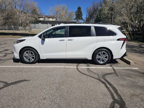 Used 2023 Toyota Sienna XSE w/ XSE Plus Package image 2