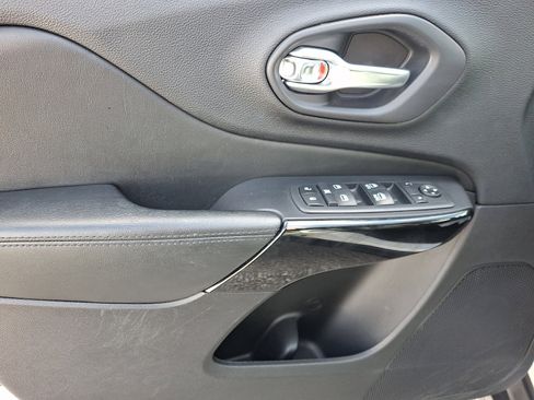 Used 2020 Jeep Cherokee Latitude Plus image 12