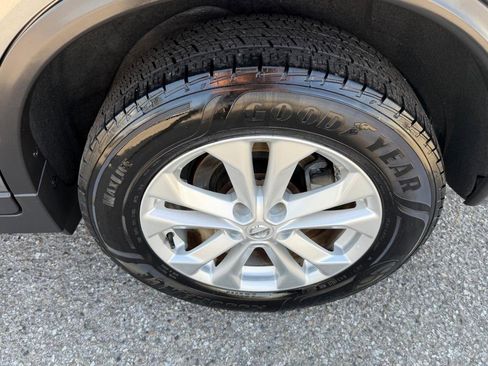 Used 2016 Nissan Rogue SV image 39