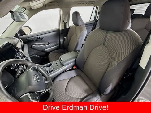 Used 2023 Toyota Highlander L FWD image 5