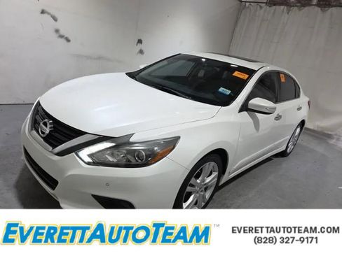 Used 2017 Nissan Altima 3.5 SL w/ 3.5SL Technology Package image 1