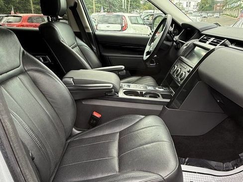 Used 2018 Land Rover Discovery SE image 17