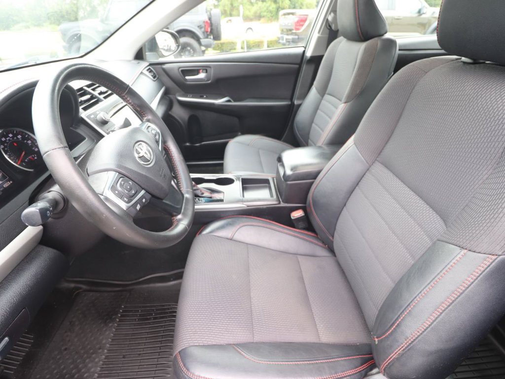 Used 2016 Toyota Camry SE w/ Moonroof Package FWD image 2