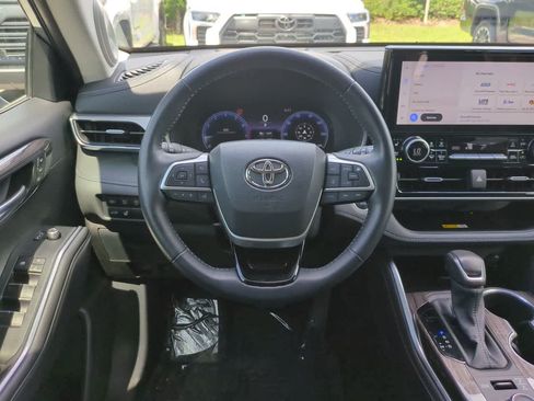 Certified 2024 Toyota Highlander Platinum AWD/4WD image 16