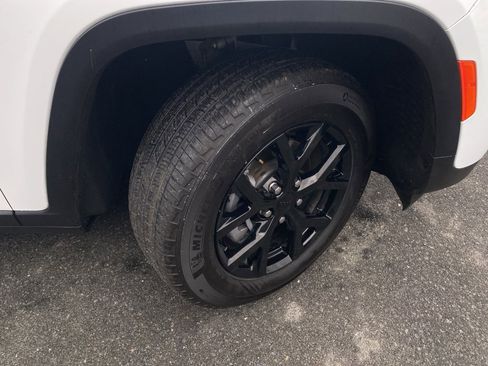 Used 2024 Jeep Grand Cherokee Altitude image 2