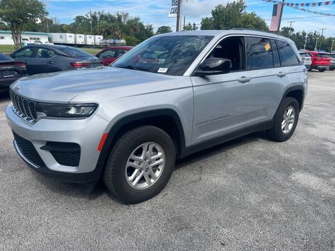 Used 2023 Jeep Grand Cherokee Laredo w/ Luxury Tech Group I AWD/4WD image 4