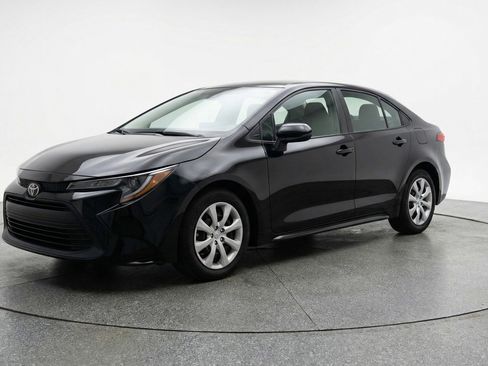 Used 2025 Toyota Corolla LE FWD image 3