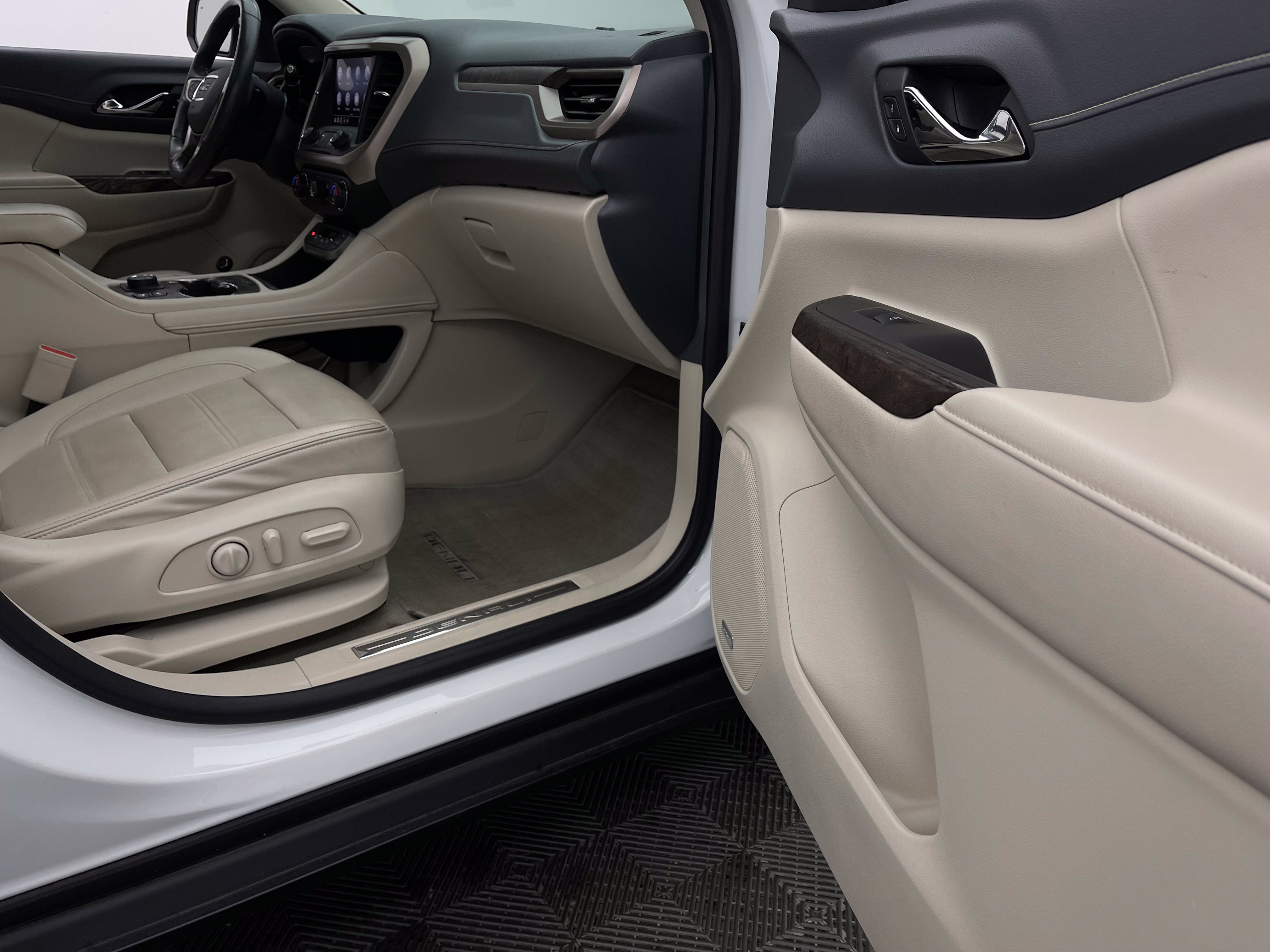 Used 2020 GMC Acadia Denali w/ Technology Package FWD image 35