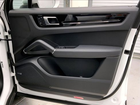 Used 2022 Porsche Cayenne E-Hybrid image 28