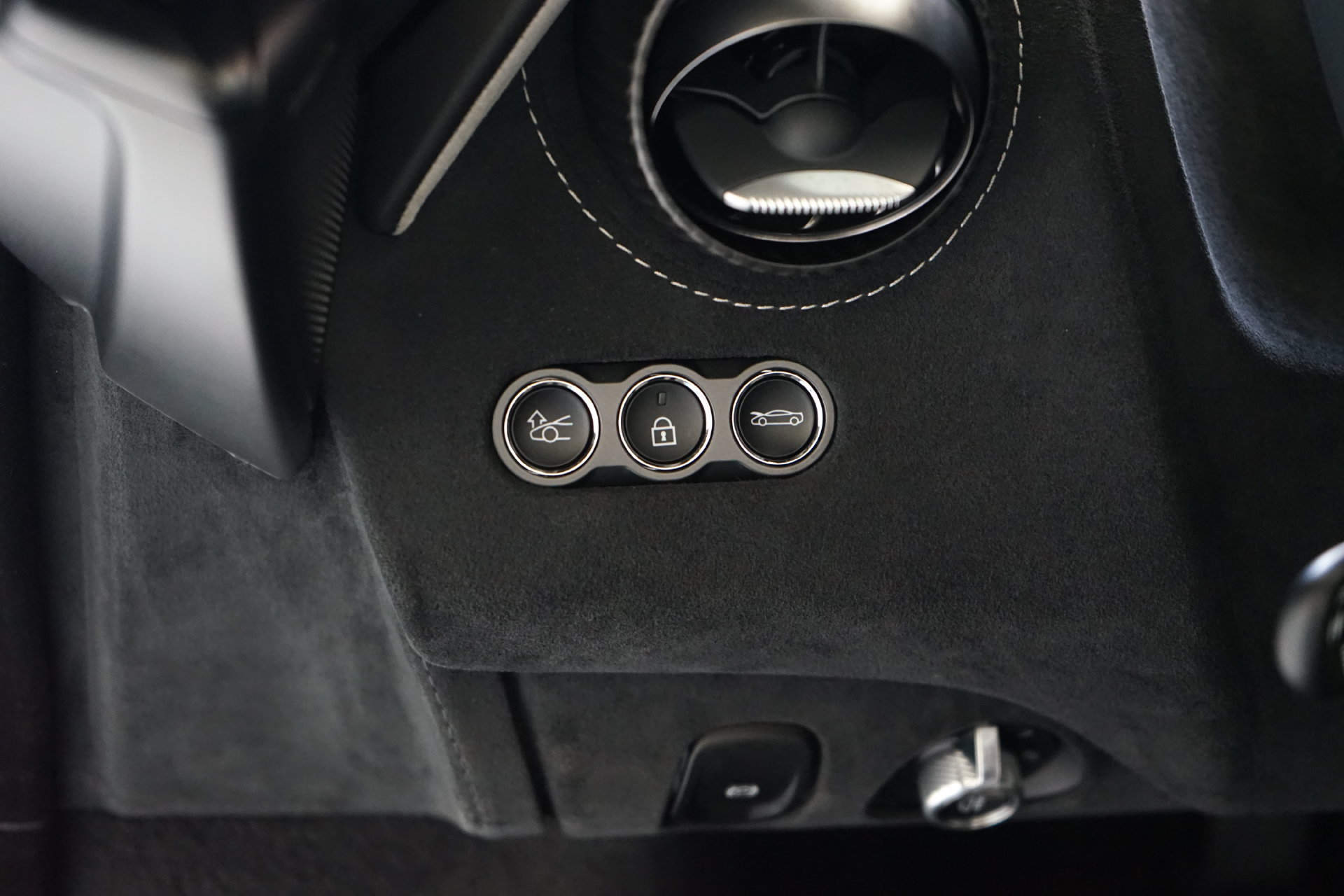Used 2024 McLaren 750S RWD image 33