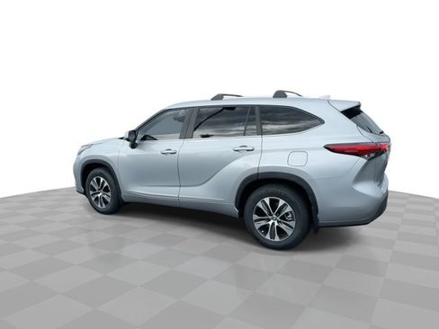 Used 2023 Toyota Highlander XLE AWD/4WD image 6
