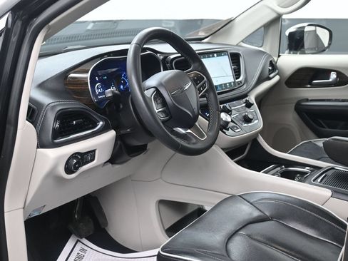 Used 2023 Chrysler Pacifica Limited FWD image 17