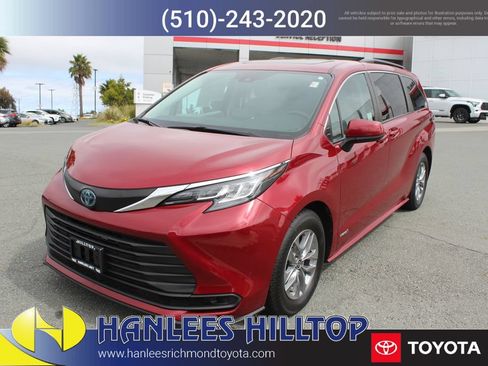 Used 2021 Toyota Sienna LE w/ LE Plus Package FWD image 3