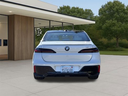 Used 2025 BMW i7 eDrive50 w/ M Sport Package image 9