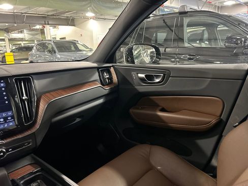 Used 2025 Volvo XC60 B5 Plus image 25