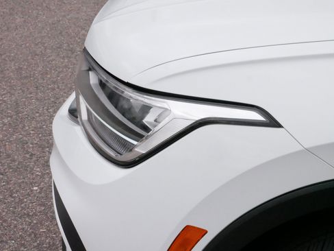 Certified 2024 Volkswagen Tiguan SE w/ Panoramic Sunroof Package image 16